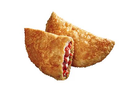 Чубурек с охотничьими колбасками и картофельным пюре