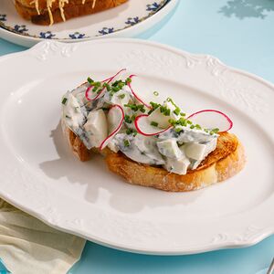 Тост с огурцом и редисом