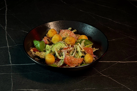 Салат овощной с Песто и жареным сыром