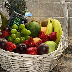  Корзина подарочная с фруктами 1