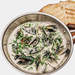 Сковорода мидий в соусе горгонзола