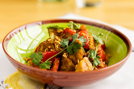 Тёплый салат с баклажаном и хрустящим луком