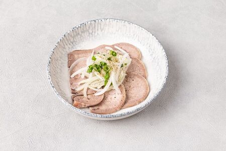 Говяжий язык с маринованным луком 