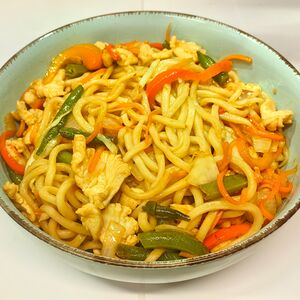 Жареная лапша в соусе сладкого чили (говядина)