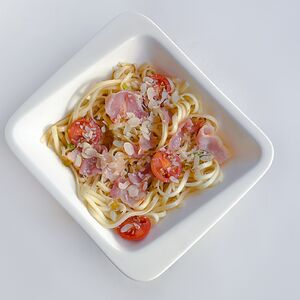 Удон с беконом и черри