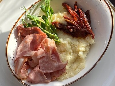 Кускус с вялеными томатами и беконом (колбасками)