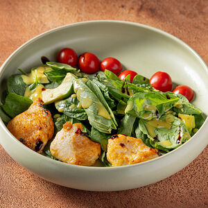 Теплый салат микс с курицей и авокадо