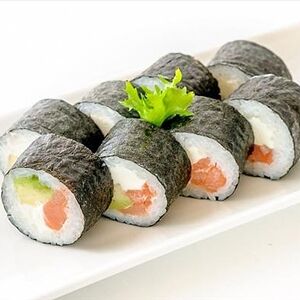 Ролл с копченой форелью и авокадо