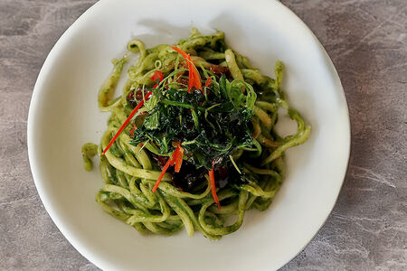 Лапша Дан дан со шпинатом и свининой