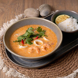Том ям на кокосовых сливках с креветками и кальмаром