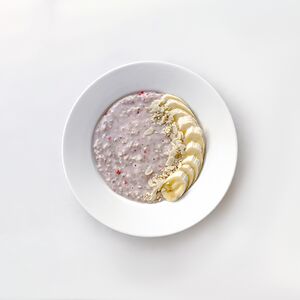 Каша овсяная с бананом и ягодами
