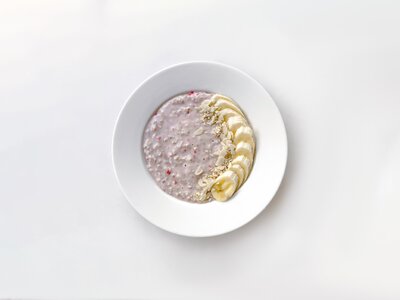 Каша овсяная с бананом и ягодами