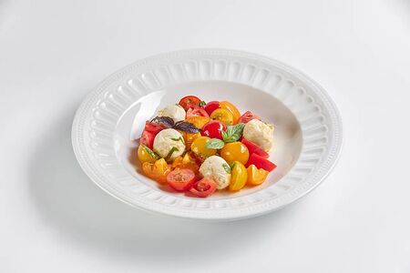 Моцарелла со спелыми томатами и бальзамическим соусом