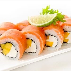Ролл с лососем и манго