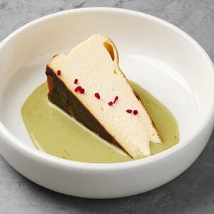 Чизкейк Сан-Себастьян с фисташковым кремом