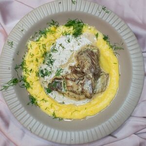 Томленые говяжьи щечки с сырным пюре 