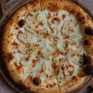 Пицца с куриной грудкой и грушей