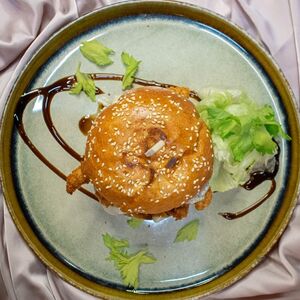 Бургер с хрустящим куриным филе, грибами и картошкой фри