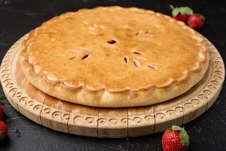 Осетинский пирог с клубникой и бананом