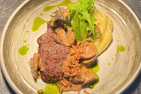 Медальоны с картофельным пюре, грибами и соусом демигляс