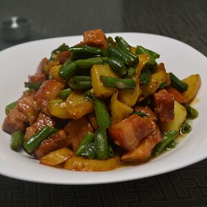 Жареное мясо со стручковой фасолью
