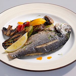 Дорадо с овощами на гриле