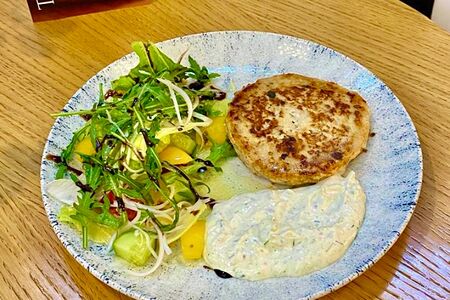 Бифштекс куриный с соусом Тартар и миксом салата 