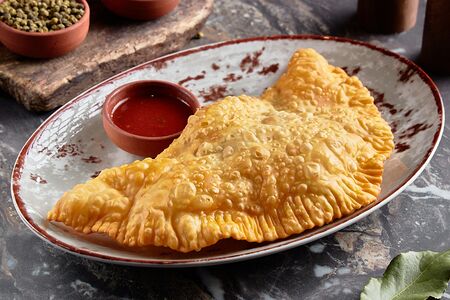 Чебурек со свининой и говядиной (подается с соусом сацебели)