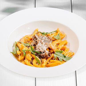 Паста Казаречче с томлёными щечками 