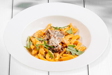 Паста Казаречче с томлёными щечками 