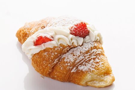 Круассан с клубникой и кремом маскарпоне