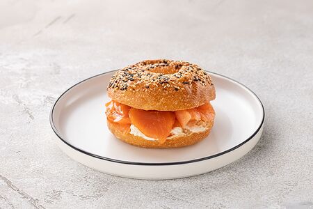 Бейгл с лососем