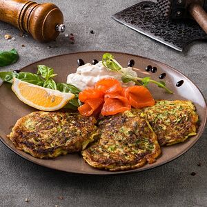 Оладьи из цукини с лососем