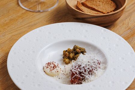 Тартар из говядины с пармезаном