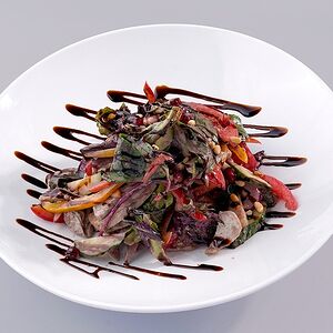 Салат с куриной грудкой и овощами