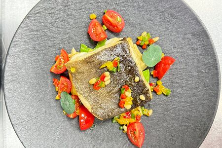 Черная треска со сладким горошком и артишоками