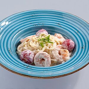 Паста с креветками и томатами черри