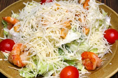 Салат Цезарь с креветками