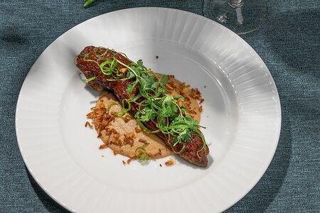 Говяжья грудинка под аджикой на луковом пюре