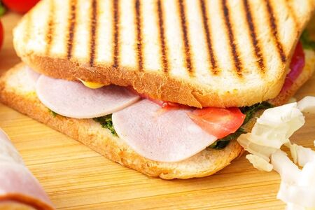 Сэндвич с ветчиной и сыром 