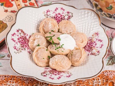 Пельмени мясные от шеф-повара, подаются со сметаной. Ручная лепка