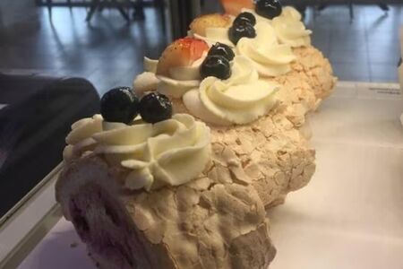 Меренговый рулет с малиной