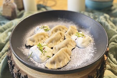 Вареники с вишней и взбитыми сливками