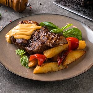 Стейк из свинины с чесночным картофелем