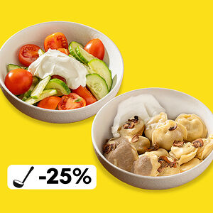 Обед с пельменями и овощным салатом