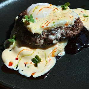 Бифштекс с яйцом пашот