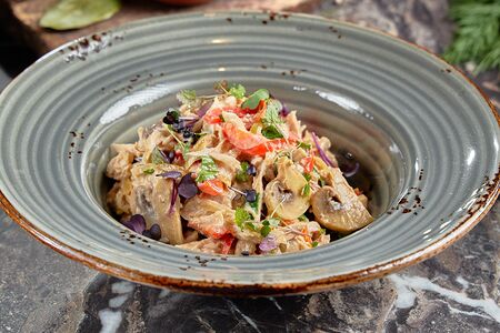 Салат с курицей и грибами