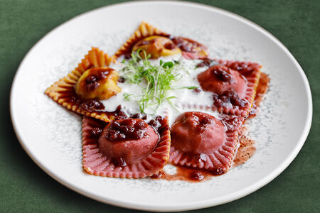 Равиоли с мясом и брусничным соусом