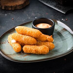 Сырные палочки с чесночным соусом