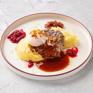 Бифштекс из говядины с яйцом пашот с гарниром на выбор